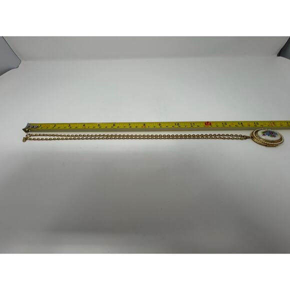 Vintage Avon Gold Tone Locket Necklace - Picture 6 of 9